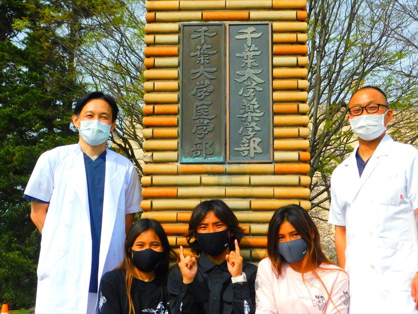 千葉大学医学部正門前で、泌尿器科の坂本先生（左）、武井先生と（お二人ともサーファー）